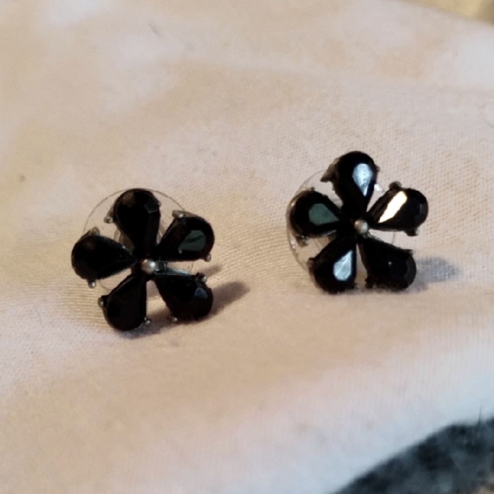 Elegant Black Flower Stud Earrings